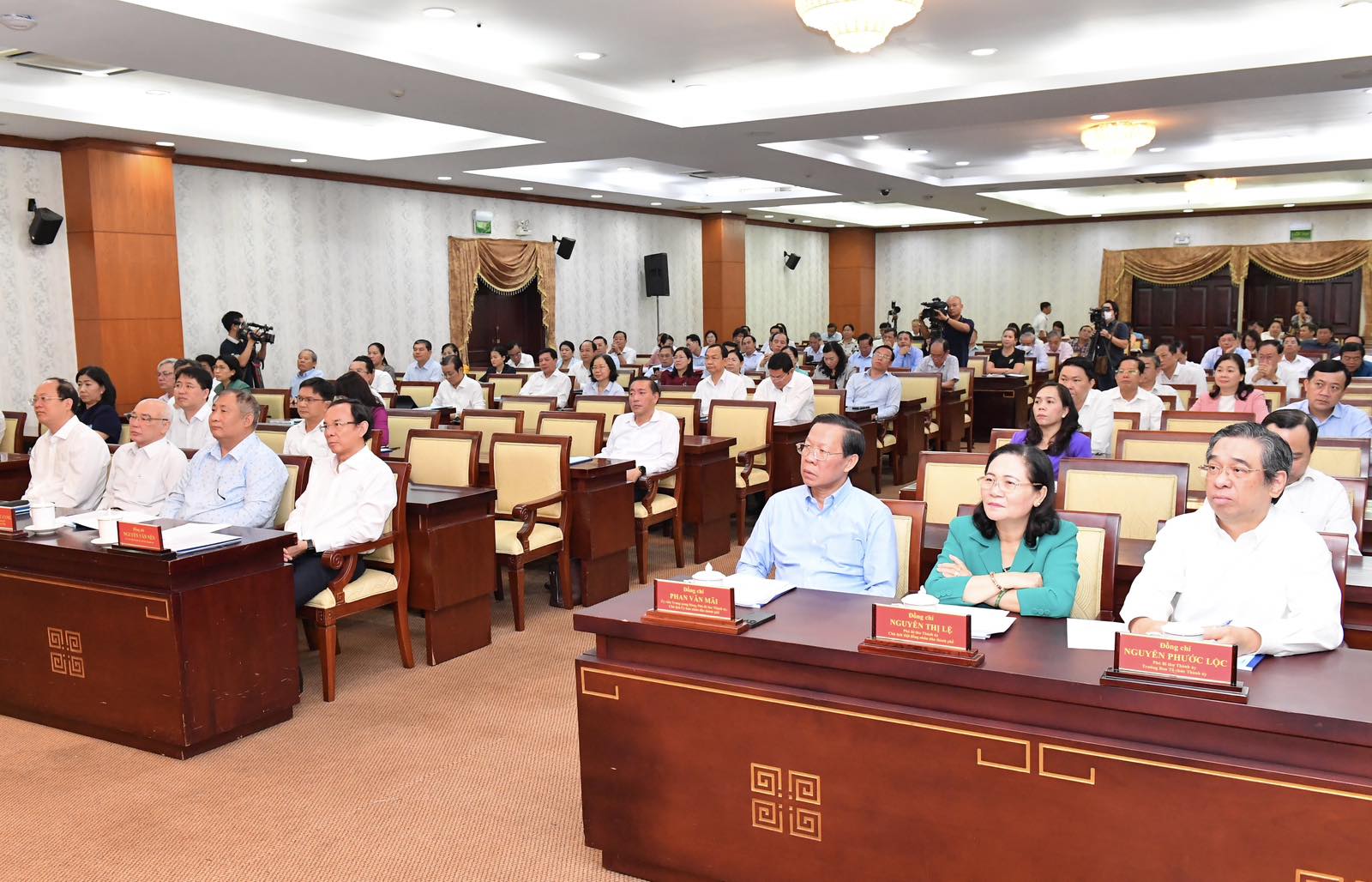 Các đồng chí lãnh đạo Thành ủy, HĐND, UBND TPHCM và các đại biểu dự hội nghị (Ảnh: Việt Dũng).